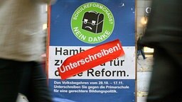 Eine Helferin sammelt Unterschriften für ein Volksbegehren der Gegner der Hamburger Schulreform. © dpa Foto: Angelika Warmuth