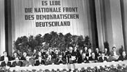 Blick auf das Präsidium des Deutschen Volksrates während seiner 9. Sitzung am 7.10.1949 in Berlin; am Rednerpult Wilhelm Pieck © dpa - Bildarchiv 