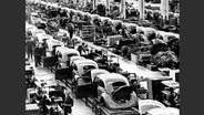 Fabrikhalle von VW in Wolfsburg 1954. © AP Foto: Reithausen