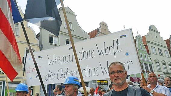 Arbeiter der Wadan Werften protestieren gegen die Schließung ihrer Unternehmen. © AP Foto: Thomas Haentzschel