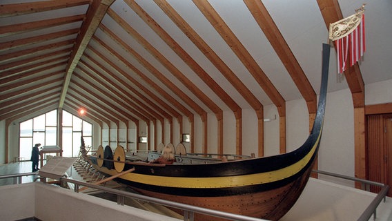 Langschiff im Wikinger Museum Haithabu Langschiff im Wikinger Museum Haithabu © picture-alliance / dpa Foto: Stefan Hesse