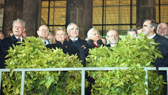 Deutsche Wiedervereinigung 1990, Freitreppe des Reichstages, u.a. mit Willy Brandt, Hans-Dietrich Genscher, Helmut Kohl, Richard von Weizsäcker und Lothar de Maizere. © picture-alliance/ dpa Foto: Wolfgang Kumm