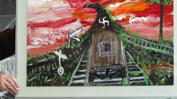 Ausschnitt aus einem stark farbigen Bild, auf dem ein Zug mit Hakenkreuz zu sehen ist, der in ein flammend-rotes Nichts fährt (Bild: dpa) Ausschnitt aus einem stark farbigen Bild, auf dem ein Zug mit Hakenkreuz zu sehen ist, der in ein flammend-rotes Nichts fährt (Bild: dpa) © dpa-Bildfunk