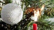 Brennender Zweig eines Weihnachtsbaums © dpa-Report Foto: Roland Weihrauch