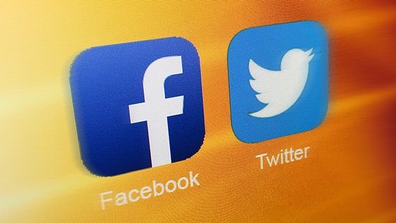 Das Logo von Twitter und Facebook auf gelbem Hintergrund © NDR 