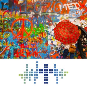 Zwei Menschen mit Regenschirmen vor einer bunt mit Schriftzeichen und Symbolen bemalten Wand © picture alliance/chromorange 