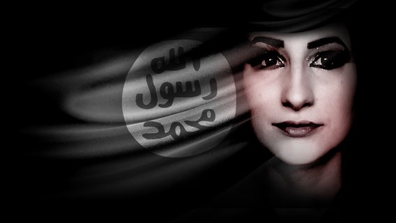 Das Gesicht von Leonora Messing mit Kopftuch. Hinter ihr eine Flagge mit arabischen Schriftzeichen. © NDR/Fritz Gnad 