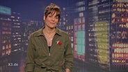 Die Moderatorin Sarah Kuttner steht im Studio.  