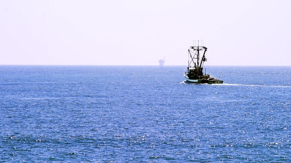 Ein Fischerboot auf dem Meer. © imago images/YAY Images 