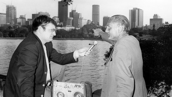 Wolfgang Meisenkothen im Gespräch mit Henk Brinkmann, Mitarbeiter von "Department of Exterminal Affairs", 1970. Wolfgang Meisenkothen im Gespräch mit Henk Brinkmann, Mitarbeiter von "Department of Exterminal Affairs", 1970. © NDR