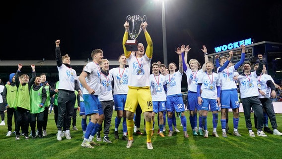 Die Spieler des SV Meppen nach dem Sieg im Niedersachsenpokal. © Imago Foto: Werner Scholz