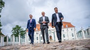 Christian Lindner, Olaf Scholz und Robert Habeck (von links) vor dem Schloss Meseberg © picture alliance/dpa | Michael Kappeler 