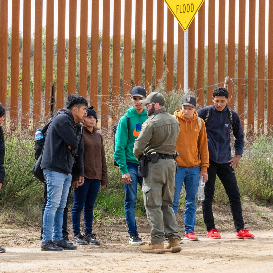 Flüchtlinge stellen sich der Grenzpolizei an der Grenze zu Mexiko © IMAGO/UPI Photo Foto: Pat Benic
