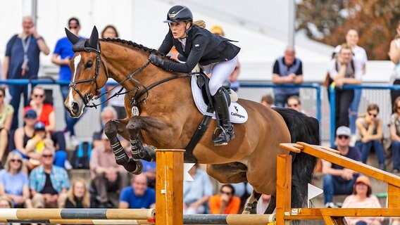 Springreiterin Janne Friederike Meyer-Zimmermann beim Nations Cup in Mannheim © IMAGO / Stefan Lafrentz Foto: Stefan Lafrentz