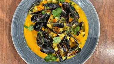 Miesmuscheln in Curry-Sud mit Wurzelgemüse © NDR 