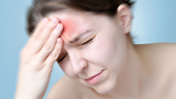 Eine Frau fasst sich schmerzerfüllt an die Stirn. © colourbox Foto: Csaba Deli