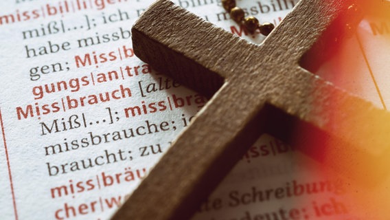 Kreuz  auf einem Wörterbuch mit dem Wort "Missbrauch" © picture alliance / CHROMORANGE Foto: Christian Ohde