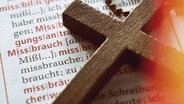 Kreuz  auf einem Wörterbuch mit dem Wort "Missbrauch" © picture alliance / CHROMORANGE Foto: Christian Ohde