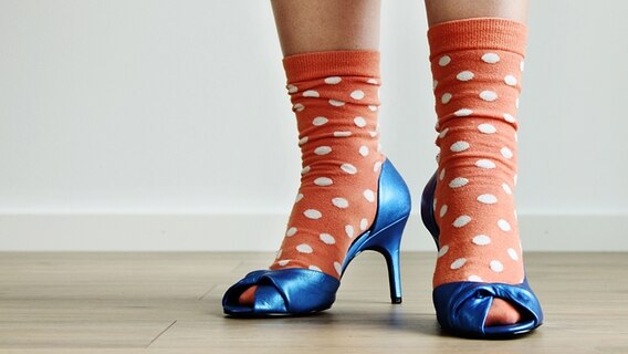 Pumps mit gepunkteten Socken. © Fotolia Foto: Martina Marschall