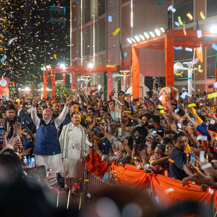 Indien's Premierminister Narendra Modi mit  J P Nadda zeigt das Victory Zeichen bei Ankunft der Parteiparty BJP am 04.06.2024 in Neu Delhi © picture alliance / ZUMAPRESS.com | Pradeep Gaur Foto: Pradeep Gaur