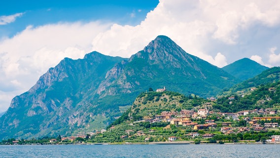 Zu sehen ist der Monte Isola am Iseosee in Italien © Erich Foto: Erich