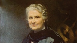 Ein Porträtgemälde zeigt Maria Montessori. © Nienhuis Montessori International 