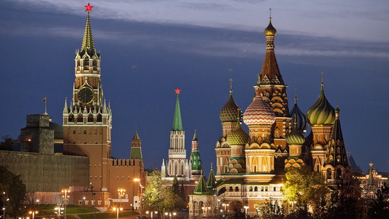 Die Kreml-Mauer mit dem Erlöserturm (l-r) und Nikolausturm und die Basilius-Kathedrale im Zentrum der russischen Hauptstadt Moskau © dpa Foto: Emile Alain Ducke