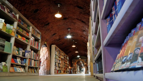 In Ankara ist eine Bibliothek aus weggeworfenen Büchern entstanden. © imago 