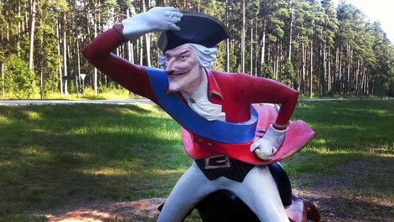 Eine Statue von einem Mann auf einer Kanonenkugel. © picture alliance Foto: Alexander Welscher