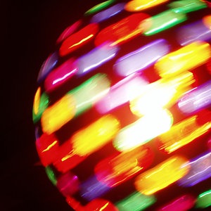 Eine bunte Discokugel dreht sich. © photocase Foto: VibemasterBert