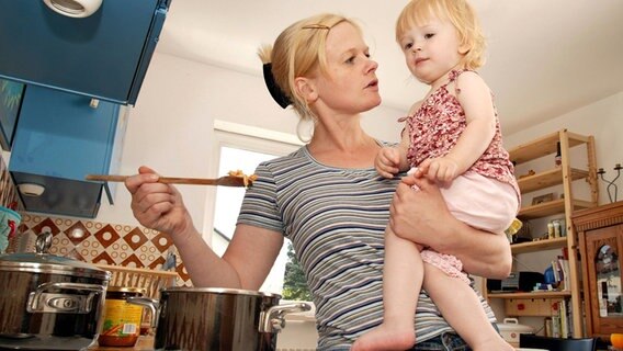 Eine Mutter mit Kind bei dem Kochen in der eigenen Küche. © Imago Foto: imagebroker