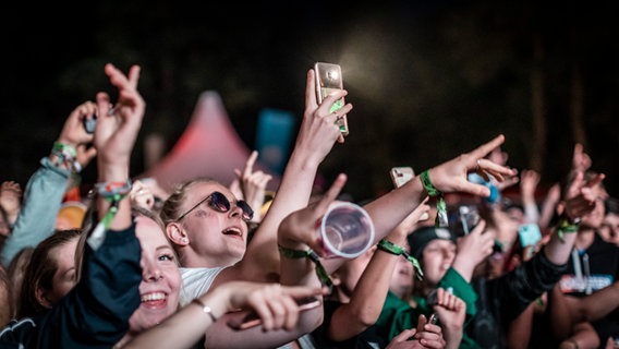 Impressionen bei Nacht vom Hurricane Festival 2019 in Scheeßel. © NDR/N-JOY Foto: Julian Rausche