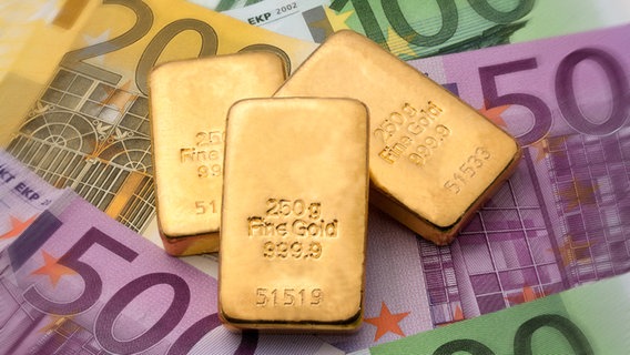 Goldstücke vor Geld. Goldstücke vor Geld. © fotolia Foto: Gina Sanders