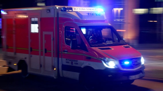 Ein Krankenwagen im Einsatz ©  picture alliance / dpa Foto: Carsten Rehder