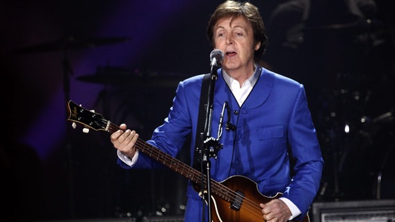 Paul McCartney steht im Dezember 2011 bei einem Konzert in Paris auf der Bühne. ©  picture alliance / dpa Foto: O Corsan