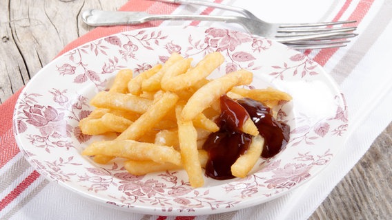 Ein Teller Pommes mit Ketchup © imago/CHROMORANGE 