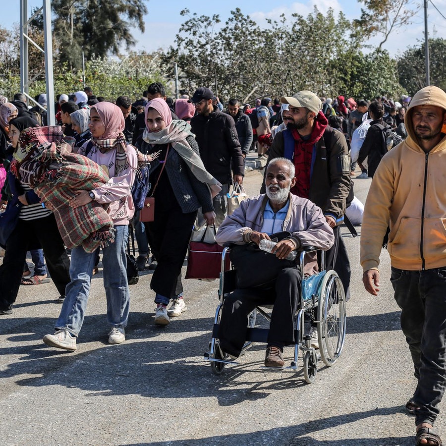 Palästinenser flüchten mit einigen ihrer Habseligkeiten durch den westlichen Ausgang der Stadt in den Süden des Gazastreifens. © dpa Foto: Abed Rahim Khatib
