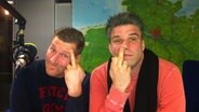 Kuhlage und Hardeland kratzen sich mit dem Mittelfinger © NDR 