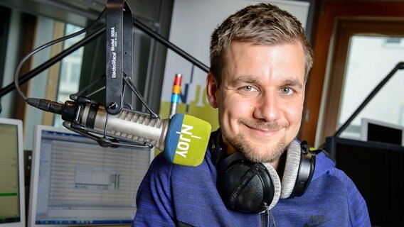 Das Bild zeigt Tobi Schlegl an einem N-JOY Mirkofon. Das Bild zeigt Tobi Schlegl an einem N-JOY Mirkofon. © N-JOY / Benjamin Hüllenkremer Foto: Benjamin Hüllenkremer