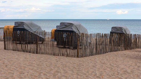Ein Strandkorb zum Schlafen am Meer. © picture alliance / Geisler-Fotopress | Burkhard Schubert/Geisler-Fotopress Foto: Burkhard Schubert/Geisler-Fotopress