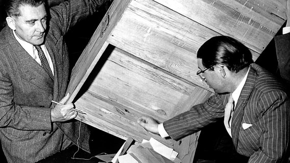 Zwei Männer leeren eine Wahlurne. © picture-alliance / dpa 