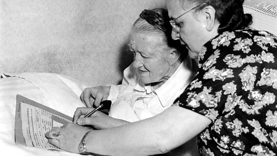 Die Patientin eines Krankenhauses gibt bei der ersten Wahl zum Deutschen Bundestag am 14.08.1949 ihre Stimme ab © picture-alliance / dpa Foto: dpa