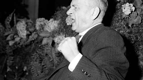 Der SPD-Vorsitzende Kurt Schumacher hält am 03.08.1949 eine Wahlkampfrede auf dem Römerberg in Frankfurt am Main anlässlich der bevorstehenden Bundestagswahlen am 14. August. © picture-alliance / dpa 