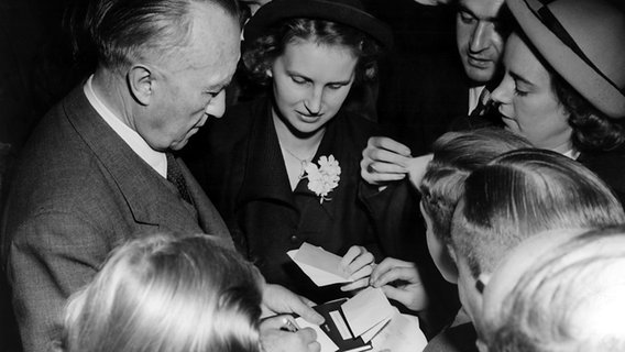 Der am 15.09.1949 zum ersten deutschen Bundeskanzler gewählte CDU-Vorsitzende Konrad Adenauer (l) wurde nach seiner Wahl um Autogramme bestürmt, als er den Sitzungssaal in Bonn verließ. © picture-alliance / dpa Foto: Vack
