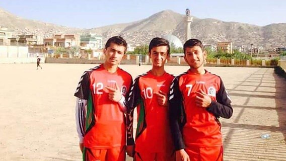 Nazim und zwei Fußballkameraden in Afghanistan Nazim und zwei Fußballkameraden in Afghanistan © Privat Foto: Privat