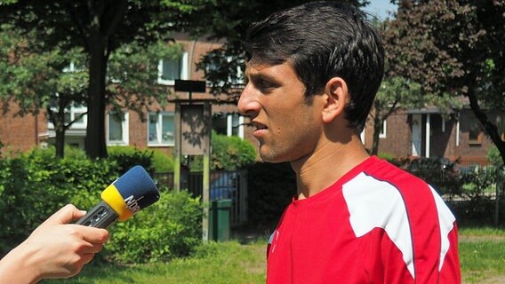 Nazim aus Afghanistan beim Interview in einem Park in Hamburg. © NDR Info Foto: Bettina Less