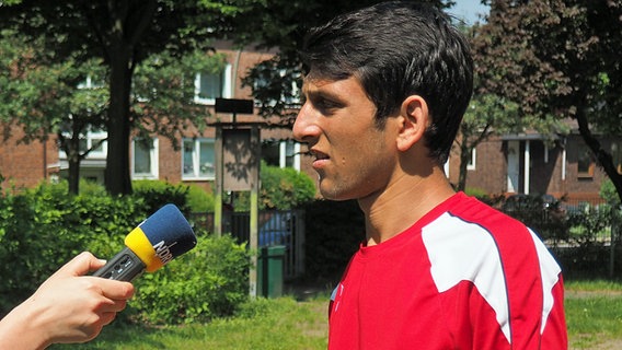 Nazim aus Afghanistan beim Interview in einem Park in Hamburg. Nazim aus Afghanistan beim Interview in einem Park in Hamburg. © NDR Info Foto: Bettina Less