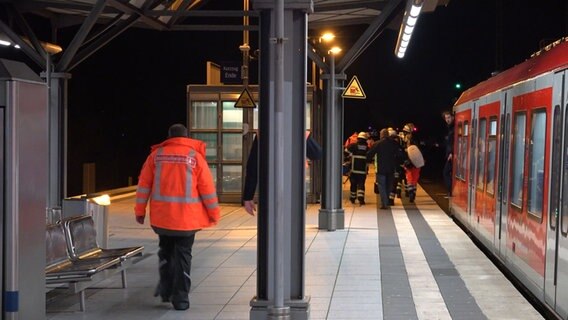 Einsatzkräfte nach einem Zug-Unglück nahe der S-Bahnstation Allermöhe in Hamburg. © TV Newskontor Foto: screenshot