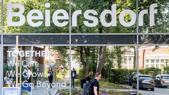 Der Schriftzug "Beiersdorf" ist über dem Eingang der neuen Konzernzentrale in Hamburg zu lesen. © picture alliance/dpa | Markus Scholz Foto: Markus Scholz