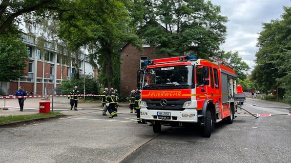 Feuerwehrwagen steht vor Stadtteilschule Finkenwerder © NDR/Finn Kessler Foto: Finn Kessler